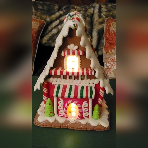 New in Box- Light Up-Led Tabletop Gingerbread Junction House by Kirk S. Alder - Picture 3 of 12